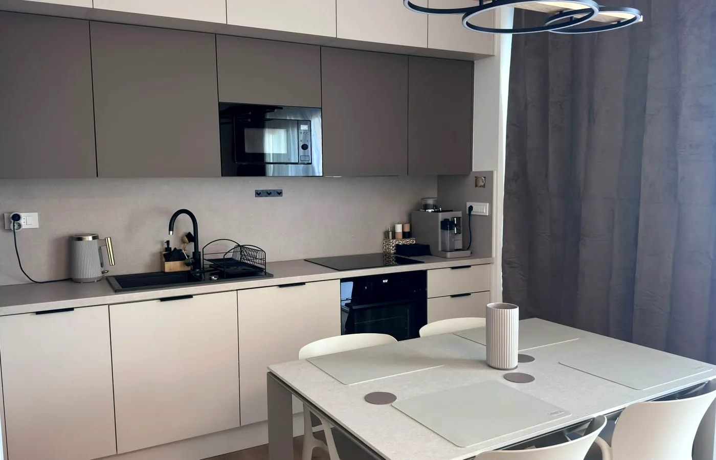 W pełni wyposażona kuchnia w apartamencie w Sukošanie