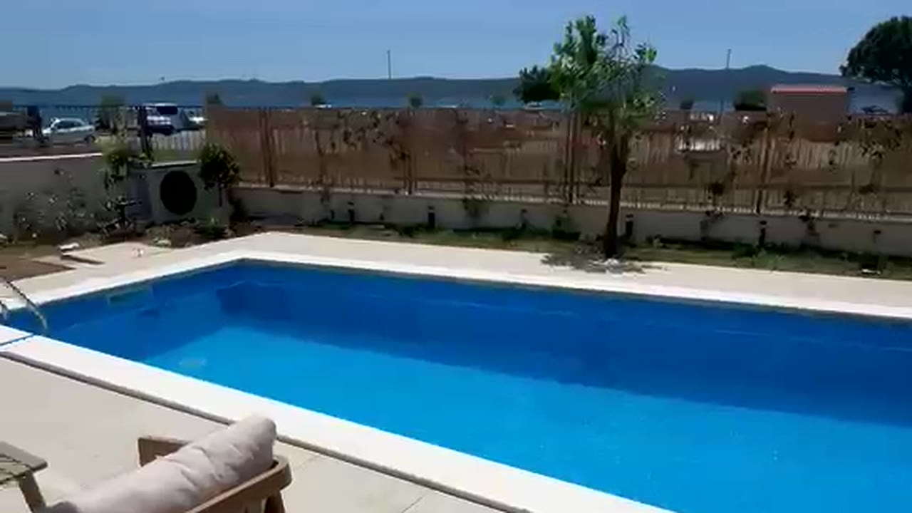 Prywatny basen, taras i widok na morze przy apartamencie w Sukošanie