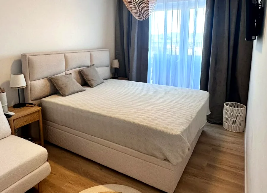 Sypialnia główna w apartamencie w Sukošanie