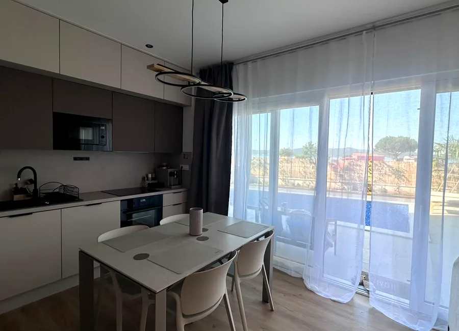 Kuchnia i wyjście na taras w apartamencie w Sukošanie
