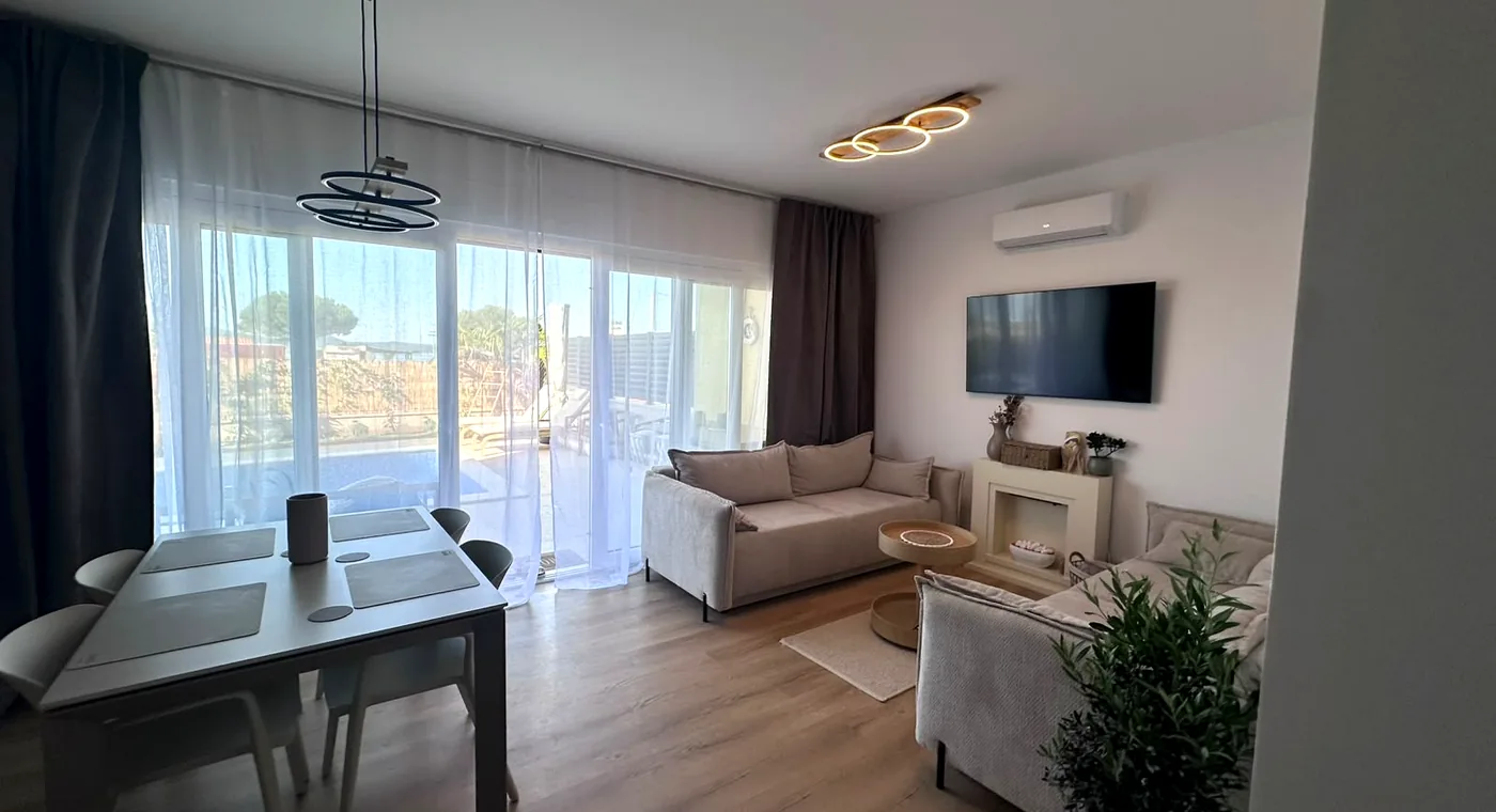 Salon z jadalnią w apartamencie w Sukošanie